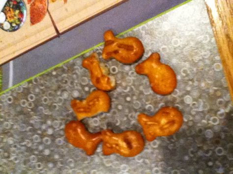 Goldfish pretzel heart <3 Pretzel Goldfish, 6th Birthday, Pretzels, Goldfish, Birthday, Quick Saves