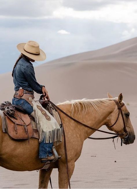 Foto Cowgirl, Ranch Riding, Cowgirl Pictures, Equestrian Helmets, Western Photography, Equestrian Helmet, Riding A Horse, Cowboy Girl, Cowgirl And Horse