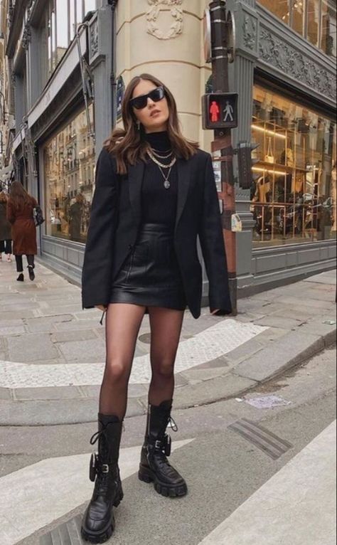 Leather Skirt Outfit Winter, Blazer And Skirt Outfits, Outfits With Mini Skirts, Blazer Outfits Women, Mini Skirt Outfit Winter, Leather Mini Skirt Outfit, Sweater Skirt Outfit, Black Mini Skirt Outfit, Chic Black Outfits