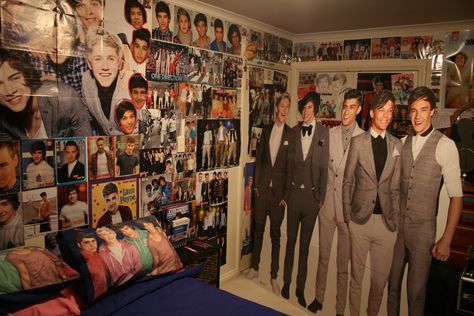 One Direction Bedroom Aesthetic, One Direction Bedroom, One Direction Room, One Direction Merch, Life Size Cutouts, One Direction Harry Styles, One Direction Photos, One Direction Harry, One Direction Videos