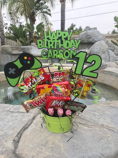 Gamer Box Gift Ideas, Gamer Bouquet, Video Game Gift Basket, Gamer Gift Basket, Gift Card Bouquet, Video Game Cakes, Handmade Games, Candy Gift Baskets, Basket Labels