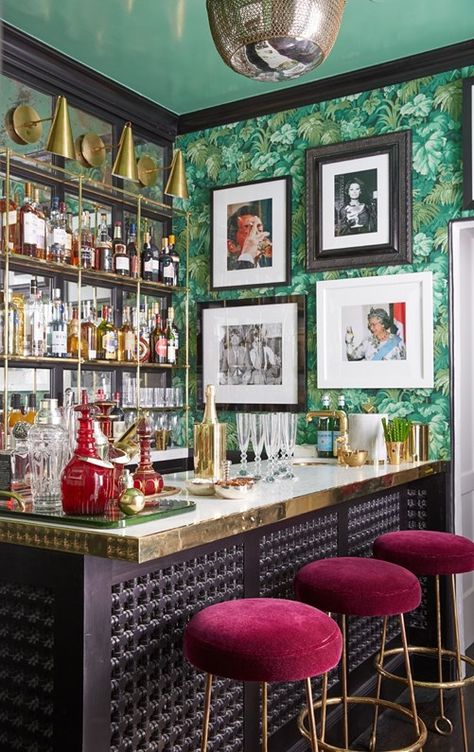 Hollywood Glamour Kitchen, House Bar Decor Ideas, Funky Bar Ideas, Pink Bar Accessories, Funky Bar Ideas For Home, Eclectic Home Gym, Maximalist Basement, Funky Home Bar, Bar In House Ideas