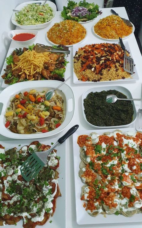 Afghan Food Table, Iftar Party Ideas, Afghanistan Food, Afghani Food, Afghan Food Recipes, Afghan Food, Catering Food Displays, Amazing Food Platters, Food Set Up