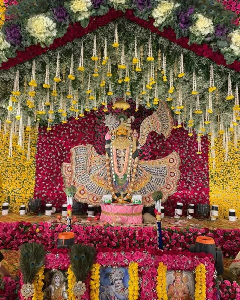 Kirtan Decoration, Spiritual Wedding Ideas, Temple Decoration Ideas, Traditional Mandap, Janmashtami 2024, Indian Floral Decor, Puja Ghar, Ganpati Decor, Ganesh Pooja