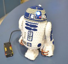 Star Wars Crochet, Star Wars Bb8, 4mm Crochet Hook, Star Wars R2d2, Geek Crafts, Crochet Stars, Amigurumi Free Pattern, Crochet Gifts, Crochet Dolls