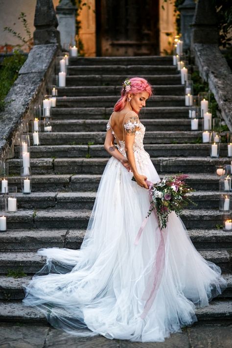 Bride With Pink Hair, Pink Tinted Wedding Dress, Pink Hair Wedding, Princess With Pink Hair, Pink Hair And Tattoos, Pink Flowers In Hair, Pink Hair Bride, Veil With Pink Flowers, Candles Photo