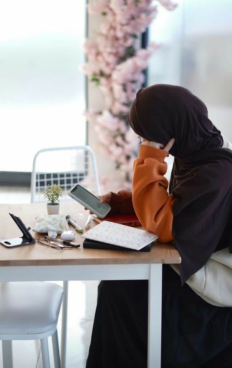 Homework Aesthetic, Love Is Pain, Dps For Girls, Foto Aesthetic, Pashmina Hijab Tutorial, Personal Branding Photoshoot, Hijabi Aesthetic, Muslim Women Fashion, Beautiful Status