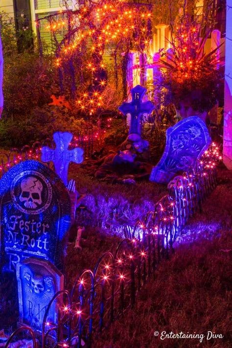 Halloween Graveyard Ideas, Scary Halloween Decorations Outdoor Diy, Diy Halloween Graveyard, Front Yard Halloween Decorations, Zombie Halloween Decorations, Halloween Fence, Halloween Gravestones, Halloween Cemetery, Halloween Outdoor Decoration