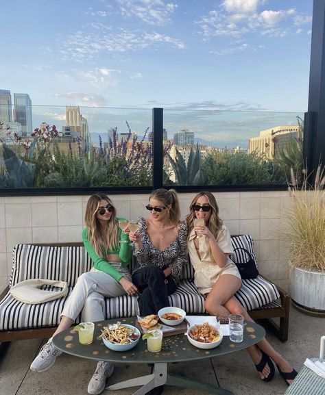 Friend Brunch, Payton Sartain, Rooftop Brunch, Brunch Aesthetic, Work Vision Board, Girls Brunch, Vision Board Pictures, Fotos Goals, Cute Friend Pictures