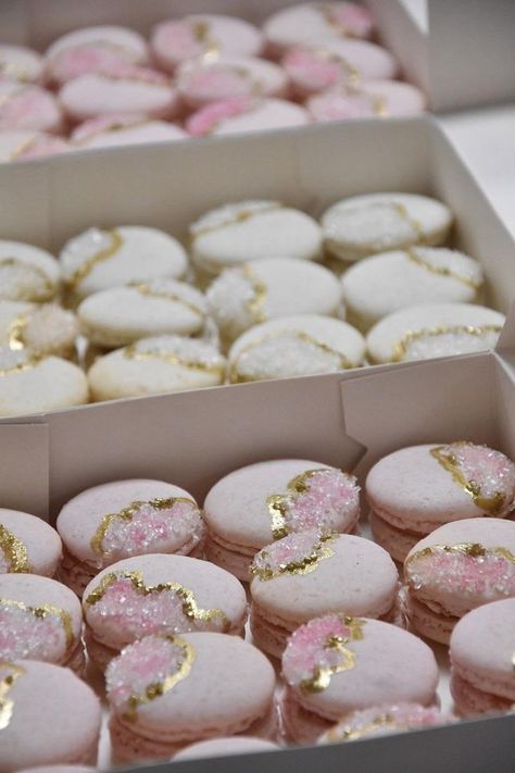 Macaron Display Ideas Presentation, Macarons Bridal, Macaroons Decoration Ideas, Macroon Ideas, Chocolate Plated Desserts, Elegant Macarons, Wedding Macaroons, Macaron Aesthetic, Dessert Bord