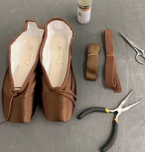 Brown Ballet Shoes, Girl Ballerina, Black Dancers, Ballet Pointe Shoes, Black Ballerina, Pretty Ballerinas, Ballet Class, En Pointe, Point Shoes