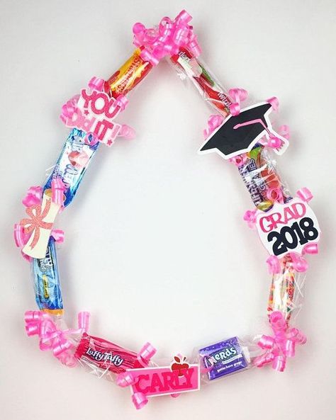 Candy Leis For Graduation, Graduation Candy Lei, Leis For Graduation, Candy Leis, Teacher Graduation Cap, Kindergarten Graduation Gift, Graduation Leis Diy, Graduation Money Lei, Graduation High School