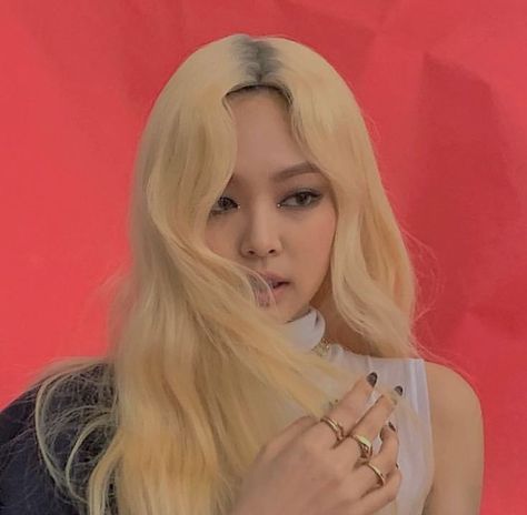 Jennie Light Brown Hair, Jennie Blonde Hair, Jennie Blonde, Chanel Photoshoot, Kim Makeup, Ladies Hairstyles, Blackpink Square Up, Hair Icon, Black Picture