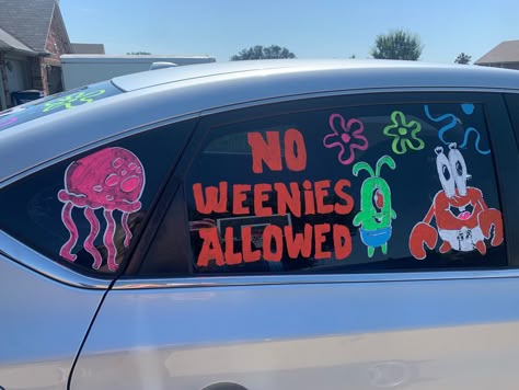 Senior Car Decorating Ideas 2025 Window, Car Window Paint Ideas, Senior Grad Car Decor, Senior Cars, Senior Car Decorating Ideas, Car Window Paint, Car Decorating, Senior Year Things, Senior Year Fun