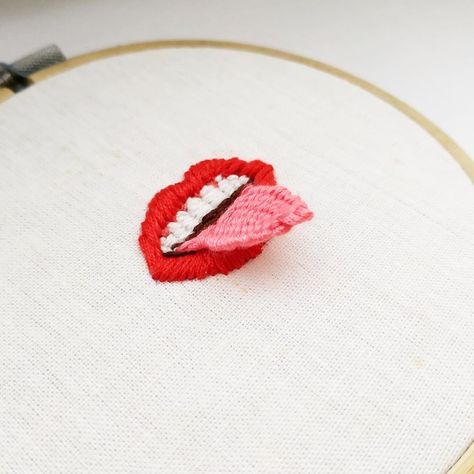 Teeth Embroidery, Makeup Embroidery, Lips Embroidery, Embroidery Tshirt, Contemporary Embroidery, Art Embroidery, Shirt Embroidery, Embroidery And Stitching, Embroidery Hoop