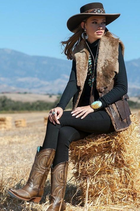 Winter Vaquera Outfits, Outfit Vaquero, Vaquera Outfits, Mode Country, Stile Boho Chic, Look Boho Chic, Cowgirl Style Outfits, Cowgirl Look, Cowgirl Magazine