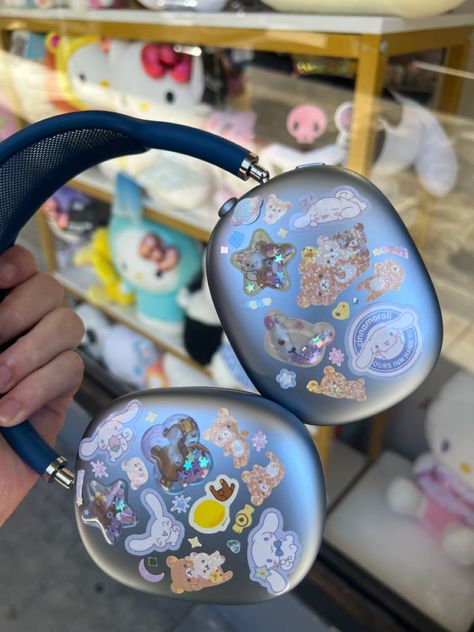 Blue airpod max headphones decorated with cute sanrio Cinnamoroll and rilakuma stickers Cute Decorated Headphones, Blue Airpod Max Outfit, Airpods Max Decoration, Airpod Max Decorated, Blue Airpod Max Aesthetic, Cinnamoroll Headphones, Airpod Max Blue, Airpod Max Stickers, Constanza Core