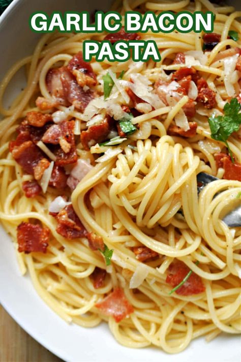 Garlic Bacon Pasta with a chilli kick, a delicious 20-minute meal that is easy to make with only 6 ingredients. It's comforting and simple, but it's this very simplicity that makes this dish an ideal midweek dinner. Spaghetti And Bacon Recipe, Easy Pasta Dishes With Few Ingredients, Garlic Bacon Pasta, Best Italian Pasta Recipes, Bacon Tomato Pasta, Safe Meals, Easy Bacon Recipes, Pasta Bacon, Garlic Pasta Recipe