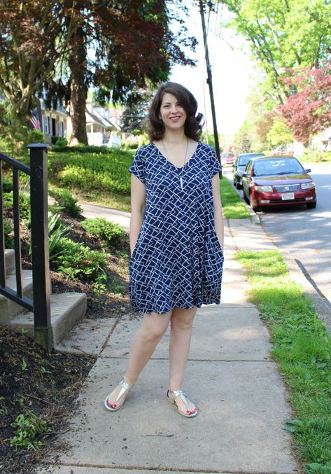 How to make a trapeze dress from a t shirt pattern Trapeze Dress Pattern, Spring Summer Capsule Wardrobe, Sewing Projects Clothes, Pattern Hack, Tees Pattern, Summer Capsule Wardrobe, Easy To Sew, Sewing Design, Trapeze Dress