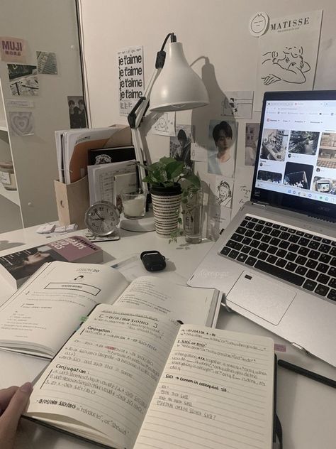 sam ࿔ on Twitter: "preparing for the week ahead https://t.co/OUZb2Fh3SH" / Twitter School Esthetics, Cosmo Aesthetic, Obsessive Artist, Study Desk Decor, School Bag Essentials, Study Stationery, Academic Validation, Study Board, Study Pictures