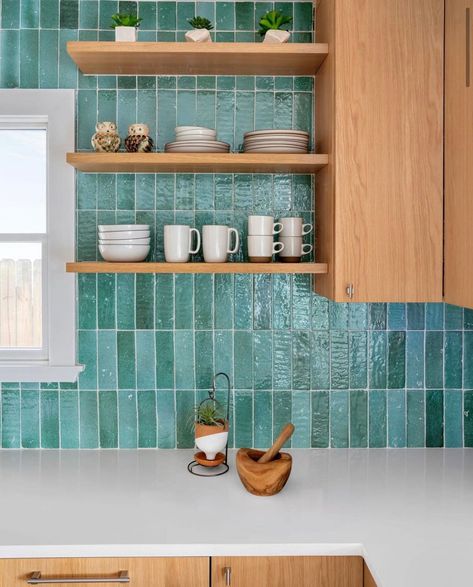 Clay Imports on Instagram: “A perfectly blended application of our perfectly, imperfect #glazedterracotta 🌊 We recommend laying all your tiles out preinstall to make …” Green Backsplash, Wallpaper Kitchen, Wall Decor Kitchen, Organization Kitchen, Kitchen Aesthetic, Inspiration Kitchen, Green Tile, Kitchen Trends, Kitchen Wallpaper