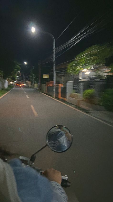 Night Drive With Girlfriend, Night Street Snap, Night Vibes Snap, Aesthetic Dp, Night Street Photography, Wild Movie, Night Bike Ride, Aesthetic Image, Cake Story