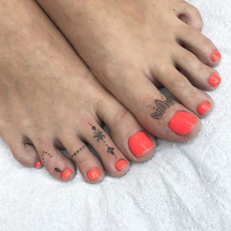 Toes Tattoo Feminine Idea Small Toe Tattoos, Toes Tattoos For Women, Toe Ring Tattoos For Women, Toe Tattoos For Women Simple, Simple Foot Tattoos For Women, Ornamental Foot Tattoo, Toe Tattoos For Women, Foot Tattoos For Women Classy, Small Foot Tattoo