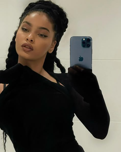 Sharon Alexie Outfit, Sharon Alexie Hair, Sharon Alexie Aesthetic, Sharon Alexie, Biracial Hair, Beautiful Photoshoot Ideas, Aesthetic People, Girl Inspiration, African Braids