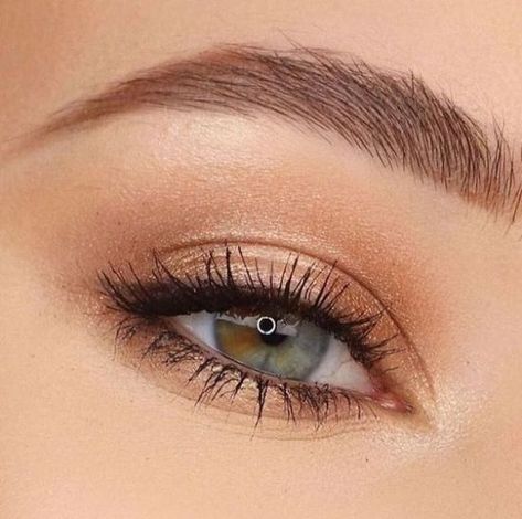 Eyeshadow Looks You Need To Learn For Your Next Event Easy Eyeshadow, Everyday Eyeshadow, Simple Makeup Natural, Make Up Designs, Dag Make Up, Simple Eyeshadow, Make Up Inspiration, Makeup Easy, Smink Inspiration