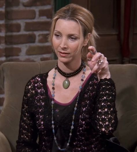 Phoebe Friends Aesthetic, Phoebe Buffay Jewelry, Pheobe Buffay Jewelry, Iconic Phoebe Buffay Outfits, Phoebe Buffay Aesthetic, Phoebe Buffay Necklace, Pheobe Buffay Iconic Outfits, Phoebe Friends, Phoebe Buffay Purple Outfit