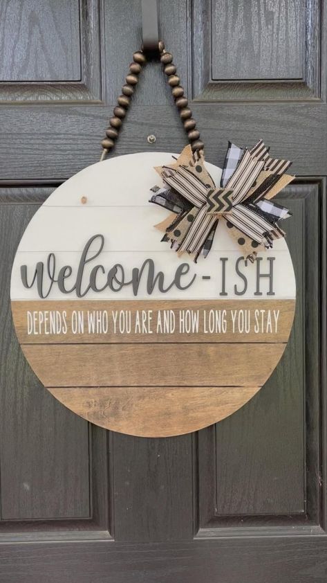 Burlap Wreath Ideas, Door Sign Ideas, Wood Crafts To Sell, Pallet Wood Art, Backyard Patio Garden, Painted Pallet, Pallet Wall Decor, Gifts For The Bride, Door Signs Diy