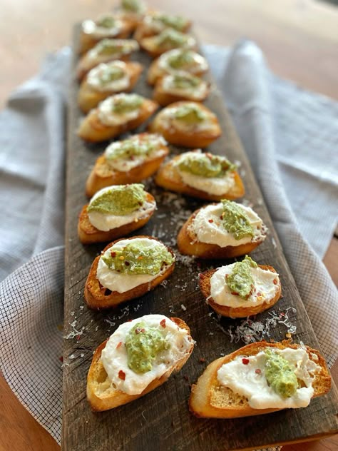 Pesto Ricotta Crostini, Ricotta And Pesto Recipes, Pesto Crostini, Pesto Ricotta, Pesto Crostini Appetizers, Pesto Appetizers, Ricotta Crostini, Ricotta Dip, Crostini Appetizers