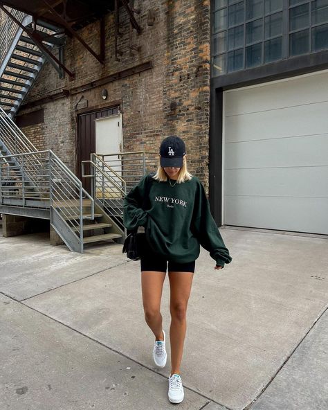 Fall Athleisure Outfits, Styling Basics, Athleisure Outfits Fall, Fall Athleisure, Casual Sporty Outfits, Minimalism Fashion, Gymwear Outfits, Look Con Short, Mum Fashion