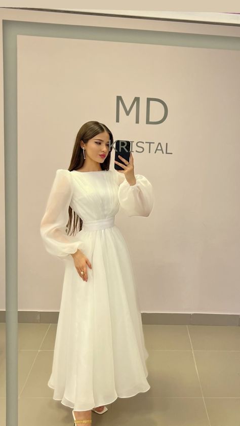 Graduation Outfit Ideas Dresses Classy, White High Heels Outfit, Simple Dress Classy Elegant, Modest Dresses Casual Classy, Simple Soiree Dresses, Elegant Dresses Classy Modest, Bride Dress Simple, Classy Wedding Dress, Soiree Dress