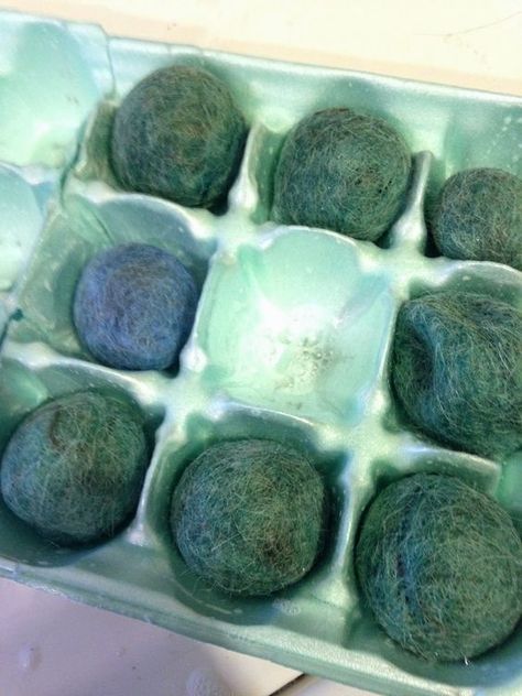 Fearless Felting and Fiber: How to make a lot of felt balls at one time Diy Felt Balls, Felted Wool Balls, Felted Balls, Felt Wool Ball, Get Funky, Felt Balls, Wool Balls, Egg Carton, Pull Apart