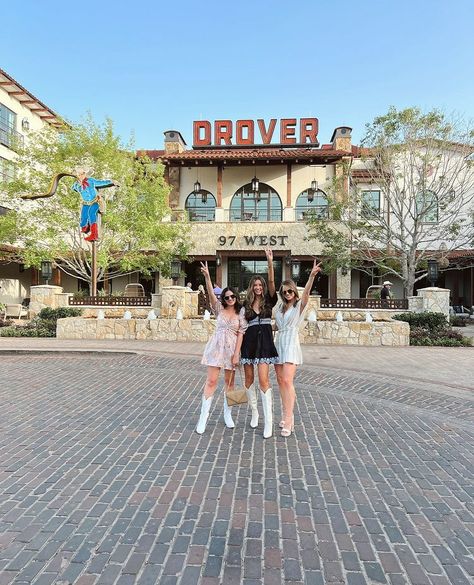 Places to Eat in Fort Worth Stockyards | 97 West Kitchen & Bar Stock Yards Fort Worth Outfits, Fort Worth Outfits, Stockyards Photoshoot, Stockyards Fort Worth Outfit, Fort Worth Stockyards Outfit, Stockyards Outfit, Ft Worth Stockyards, Stockyards Fort Worth, Conference Outfit