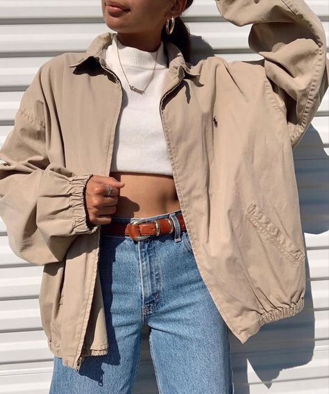 Jacket Inspo Spring, Khaki Windbreaker Outfit, Women Windbreaker Outfit, Tan Windbreaker Outfit, Brown Windbreaker Outfit, Beige Oversized Jacket Outfit, Oversized Tan Jacket Outfit, Khaki Bomberjack Outfit, Beige Windbreaker Outfit