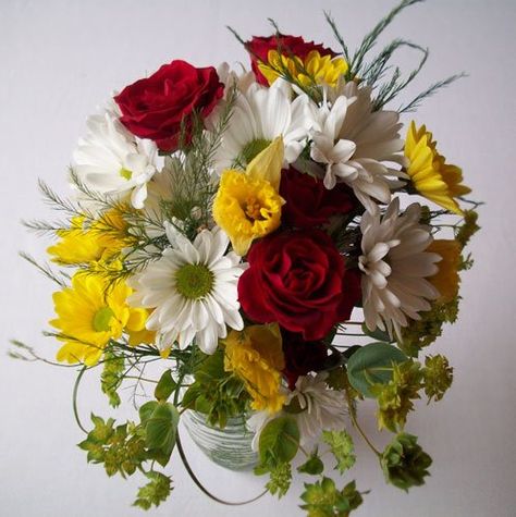 Red Green Yellow Wedding Theme, Red And Yellow Bouquet, White Yellow Bouquet, Yellow Bouquet Wedding, Cameroonian Wedding, Yellow White Wedding, Wedding Ideas Red, Yellow Centerpieces, Leadership Retreat