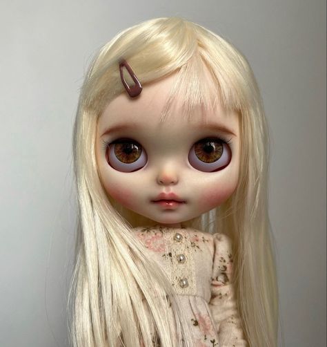 Blonde Hair Brown Eyes, Arte Grunge, Doll Aesthetic, Doll Parts, Discord Server, Pretty Dolls, Blythe Doll, Doll Face, Cute Dolls