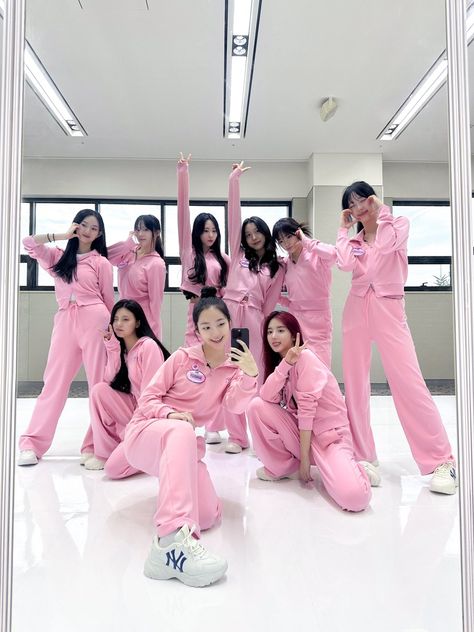 Ive Group Photoshoot, Ive Pink Group Photo, Unis Kpop Group Photo, Purple Kiss Group Photoshoot, The Crystals Girl Group, Universe Ticket, Desktop Wallpaper Art, Group Pictures, Wallpaper Art