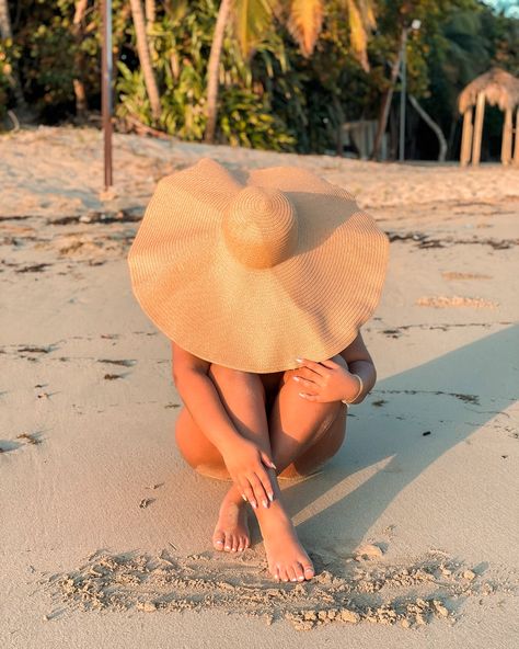 Oversized Beach Hat Photoshoot, Oversized Hat Photoshoot, Beach Hat Pictures, Beach Content Ideas, Beach Hat Photo Ideas, Beach Hat Aesthetic, Beach Shoot Ideas Photoshoot, 40th Photoshoot, Bags Shoot