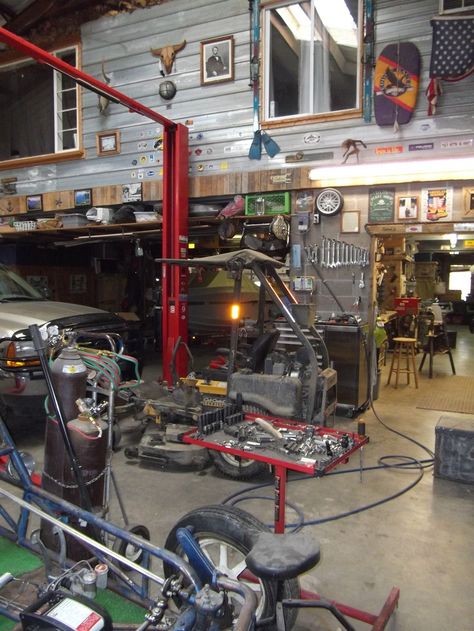 Garage Design Interior, Garage Lift, Garage Atelier, Garage Loft, Automotive Shops, Cool Garages, Mechanic Garage, Old Garage, Motorcycle Garage