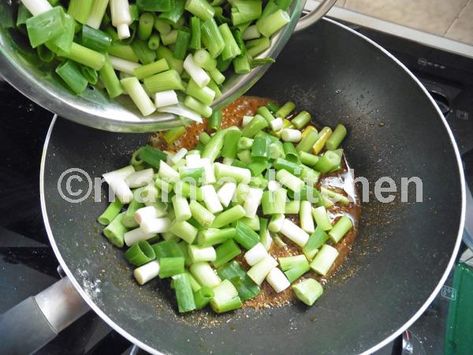 Mamta's Kitchen » Spring Onion Greens Bhaji/Sabji with Gram Flour Spring Onion Recipes Indian, Onion Greens, Spring Onion Recipes, Onion Bhaji, Indian Family, Gram Flour, Family Cookbook, Food Displays, Green Onion