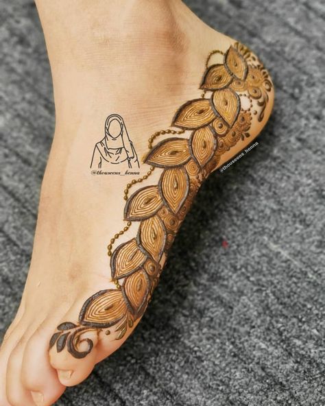 @thouseens_henna shared a photo on Instagram: “Some Feet henna inspo❤️  Which one is ur fav? 1,2,3,4,5,6,7,8,9 or 10? 😍❤️ . . . . . . . .  #hennanatural #hennastains #intricatehenna…” • Jul 11, 2020 at 5:06am UTC Feet Henna, Henna Inspo, Foot Henna, Henna Art Designs, Rose Mehndi Designs, Mehndi Design Pictures, Modern Mehndi Designs, Henna Tattoo Designs Simple, Wedding Mehndi Designs