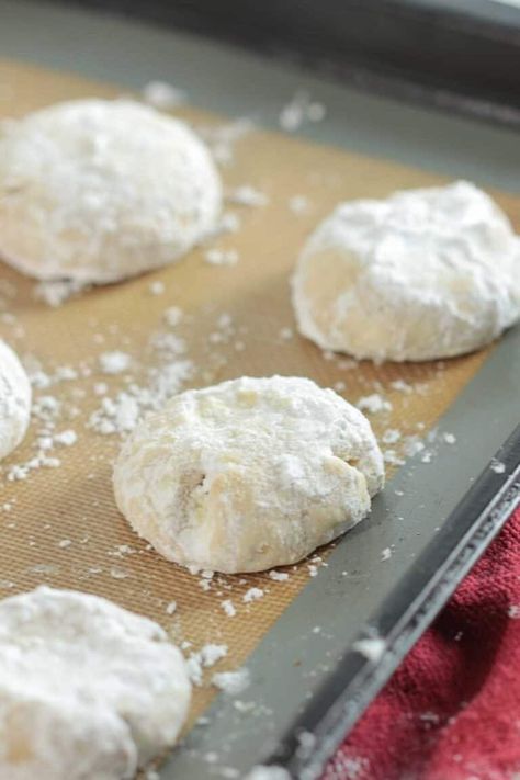 Kourabiedes (Kουραμπιέδες) cookies are a traditional Greek shortbread-type biscuit, usually made with ground almonds. These Greek butter cookies are typically served at Christmas since they resemble snowballs. The best part about Kourabiedes is the booze. They are soft, buttery and perfectly delicate with a hint of orange and almond. Mexican Wedding Cookies Recipes, Wedding Cookies Recipe, Pecan Snowballs, Pecan Snowball Cookies, Snowball Cookie Recipe, Greek Cookies, Orange Baking, Mexican Wedding Cookies, Snowball Cookies