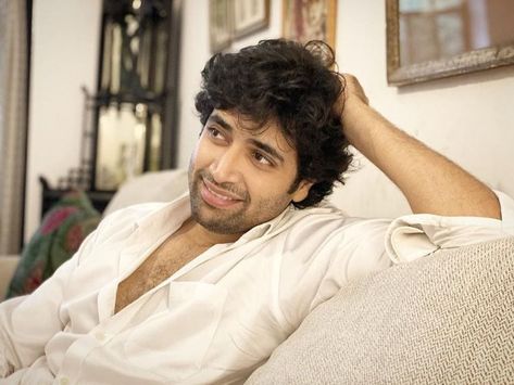 Adivi Sesh Wallpaper, Sesh Wallpaper, Adivi Sesh, Telugu Hero, Spy Film, Duke Bike, Mystery Film, Francisco Lachowski, Romantic Films