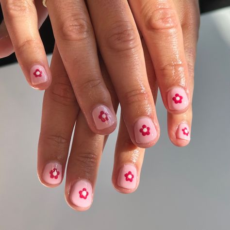 flower nails, easy nail inspo, gel nails inspiration, pink nails. nails by @ nailsbylucia444 on instagram Short Nail Designs Flowers Simple, Nails With Little Flowers, Flower Design Short Nails, Nail Inspo For Spring, Short Nail With Flowers, Mini Flower Nails, Big Flower Nails, Nail Designs Flowers Simple, Short Nails Flower Design