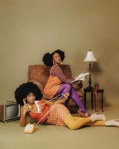 70s Themed Photoshoot Black Women, Retro Couch Photoshoot, Afro 80s Fashion Black Women, Collab Photoshoot Ideas, Black Vintage Photoshoot, 70s Poses Photo Ideas, 70 Photoshoot Ideas, Podcast Photoshoot Ideas Black Women, 60s Poses