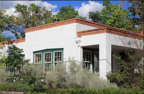 Cool brick detail on flat roof parapet Craftsman Style Bungalow, Mission Style Homes, Spanish Bungalow, Flat Roof House, Modern Roofing, Adobe House, Mediterranean Home Decor, Roof Architecture, Spanish Style Homes