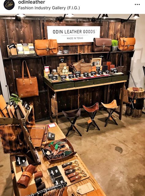 Leather Display Ideas, Vendor Booth Display, Crea Cuir, Craft Market Display, Vendor Displays, Sarah Ann, Craft Booth Displays, Leather Craft Projects, Craft Fair Displays